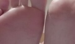 Sofia Avallone’s Feet Squirm as She Orgasms & Masturbates Her Wet MILF Pussy