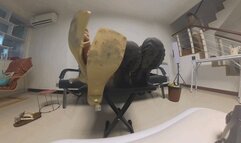 VR360 YUANYUAN HEIYU showed off his dirty shoes and feet