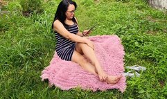 Alicia scratching her feet when she was on a park day (2)