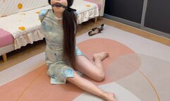 Wearing blue cheongsam, playing European straight buttocks and binding with five flowers