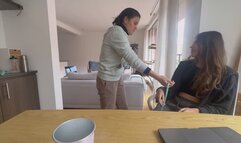 Mi esclava se porta mal y yo la amarro para hacerle cosquillas como castigo