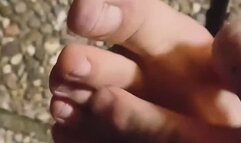 Mister Dark dopo 15 ore di lavoro torna a casa e non vede l ora di togliere gli scarponi antiinfortunistiche perche ha i piedi inzuppato di sudore e puzzano da fare schifo dopo va in bagno e fa una bella pisciatina un video da vedere buona visione