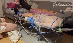 Goddesslena: Bondage auf dem Feldbett