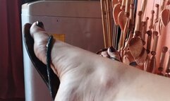 Here are some beautiful pronounced bows on beautiful flip-flops for adornment (3)