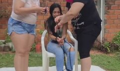 Dos gordas tienen el control sobre la esqueletica hermana