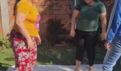 Hermanas al dolor patadas bajo la entre piernas un juego doloroso