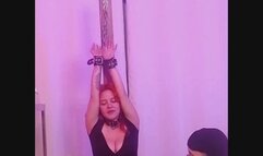 Me ataron a un instrumento de restricción y me hicieron cosquillas al máximo entre dos hombres (colaboración)