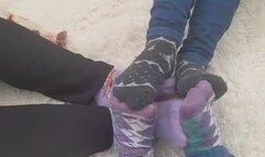 Hermanas enredadas en juegos de pies