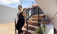 Karlotta sweats a lot while using the car