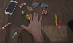 Écrasement de friandises avec des bottes à talons