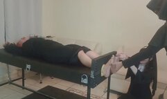 Monja es torturada con cosquillas (sin palabra de seguridad) por un sacerdote y una monja