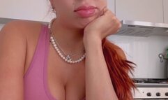 Samira llega de entrenar y está muy celosa porque su chico bailó toda la noche con otra chica de gran trasero, ahora ella lo aterroriza con el suyo