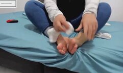 Gigi-g itches dry feet flossing with dirty white socks