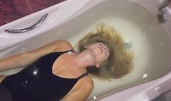 Helga and the Water Record: Who Can Stay Underwater the Longest?