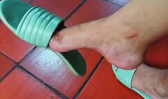 How beautiful my flip flops see in my feet while I hit them with the fingertips (3)