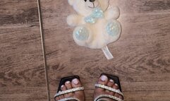 Esmagando um urso de pelúcia com o todo o meu peso