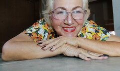 Applying oil to my feet and wrinkled soles (1)