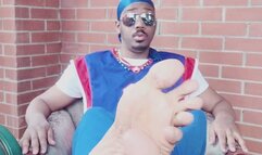 I wiggle and scrunch my male feet (2025)