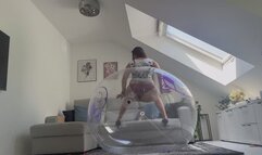 Einen durchsichtigen Wasserball reiten und entleeren