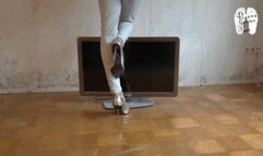 Flatscreen under Christins metal heels