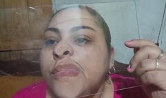 Mi rostro aplastado contra el cristal: cara, boca, nariz y lengua en primer plano solo para ti.