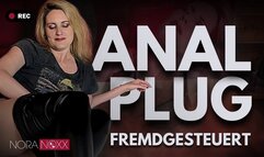 Mit Analplug auf dem Balkon: Fremd gesteuert und geil gemacht