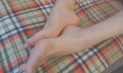 Manuel juega con sus pies