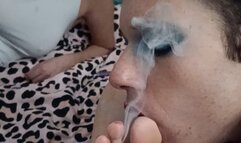 Smoking session barefoot between friends