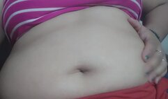 Caricias en mi panza & sonidos profundos de mi estómago.