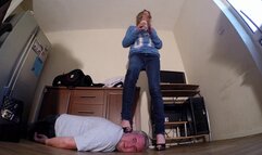 Morning Coffee Break Head Trampling FLOOR CAM (4K)
