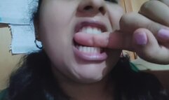 Mordidas lentas en mis dedos. Dientes en acción y detalle cercano.