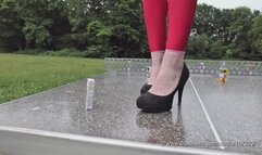 Crushing cigarette packs on a ping-pong table - Zigarettenschachteln auf Tischtennisplatte zertreten
