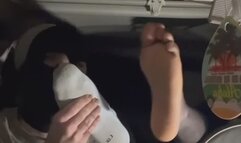 lo schiavo mi lecca i piedi mentre lo sottometto