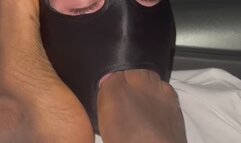 umilio lo schiavo in cage facendomi massaggiare e leccare i piedi