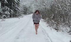 Walking barefoot at -11 degrees on snow 30 minutes non-stop, frozen feet, frozen girl, frozen soles, feet in snow
