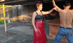 What a way to use your fingernails to scratch this man's back (4)