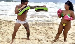 #119. Treinamento de luta mulher de biquíni treina luta chutes, socos, joelhadas com seu técnico na praia Inara a Doutrinadora e Allan Guerra Gomes