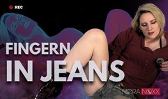 Geile deutsche Milf Nora Noxx macht es sich in Jeansshorts und Heels