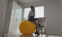 Schoolgirl bounce a Gymball