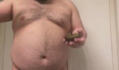 Bearbellybara eats avocado