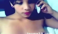 Elle pompe son amant alors qu’elle est au téléphone !