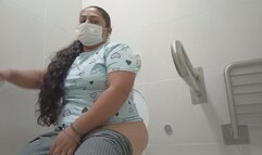 Baño público... Sonidos íntimos y lluvia dorada en secreto.