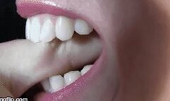 I morsi divini di Eleonore - Divine bites of Eleonore ( BITING ) ( WMV - MOBILE VERSION )