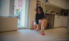 Cloe: l'agente immobiliare e i suoi tacchi da urlo - Cloe: estate agent in beautiful high heels (PEDAL PUMPING)