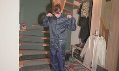 Miss Lara in Nylon Regenanzug und transparentem Regenzeug wird gefesselt und geknebelt