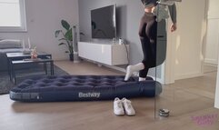 Sneaker-Girl Mia Moon - Air Matress Stress Test