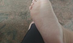 Showing my beautiful wrinkled male big sole 3 minutes in close-up