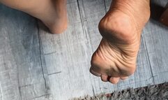 Milah invites you to worship her dirty feet and to fuck her divine soles