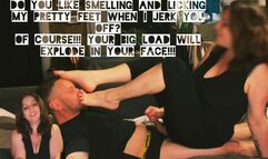 Tu aimes sentir et lécher mes pieds pendant que je te branle? Bien sûr !!ta charge va t'exploser a la geule!!!