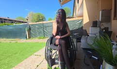 La Seconda parte del video parapretender parla della Miss che esce dalla porta per aspettare la sua amica. Sconfortata però dalla difficolta provocata dalle gambe inferme, chiede a Dark di metterla sul divano rinunciando alla sua uscita. Dark c'è.